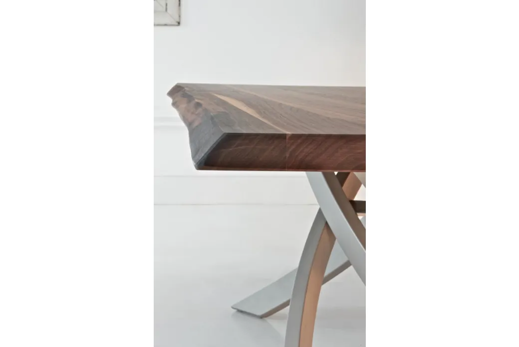 Particolare piano legno scortecciato