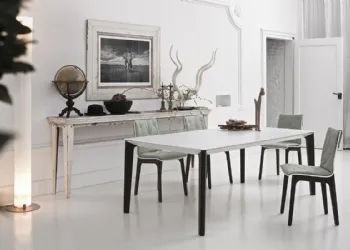 Tavolo con Piano in Cristallo e Gambe in Metallo