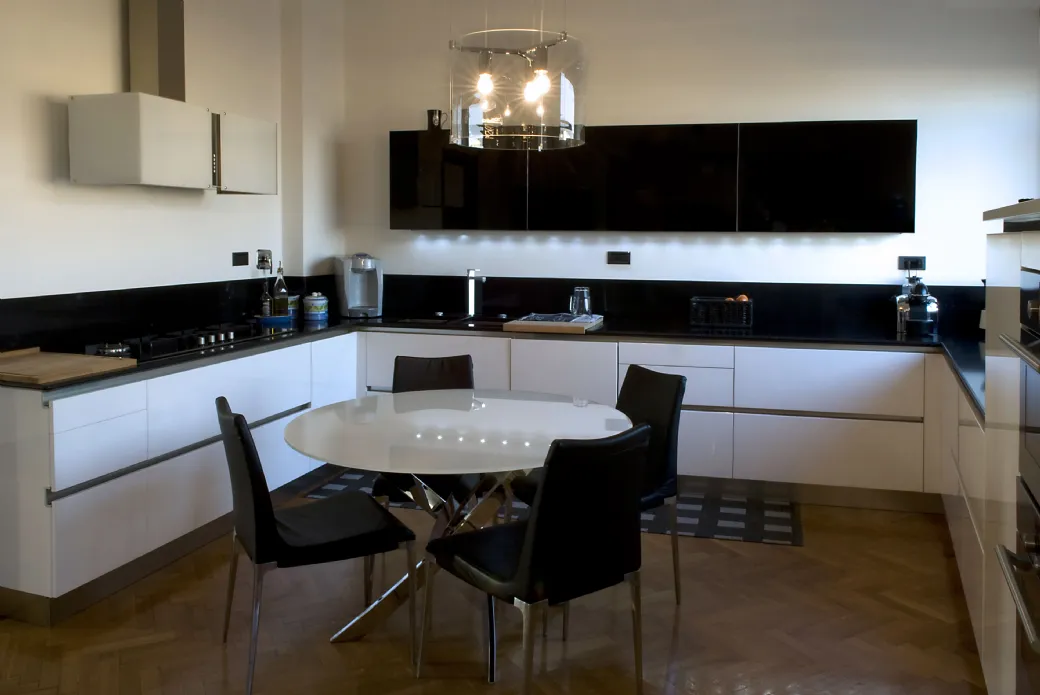Cucina Laccata Lucida ad angolo