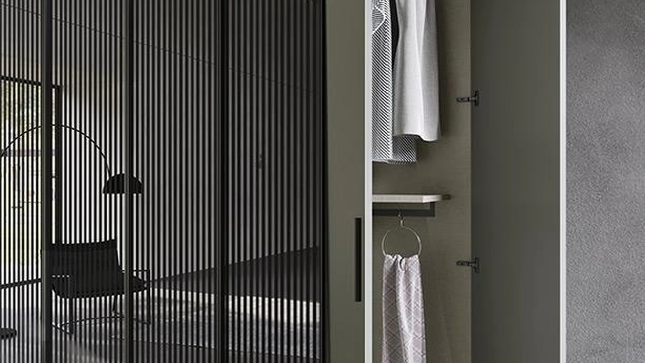 Armadio con ante battenti Comp N22 in laccato e vetro di Mobilgam