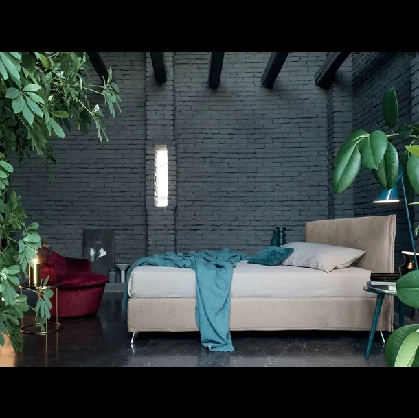 Letto in tessuto con testiera Deng di Rigosalotti