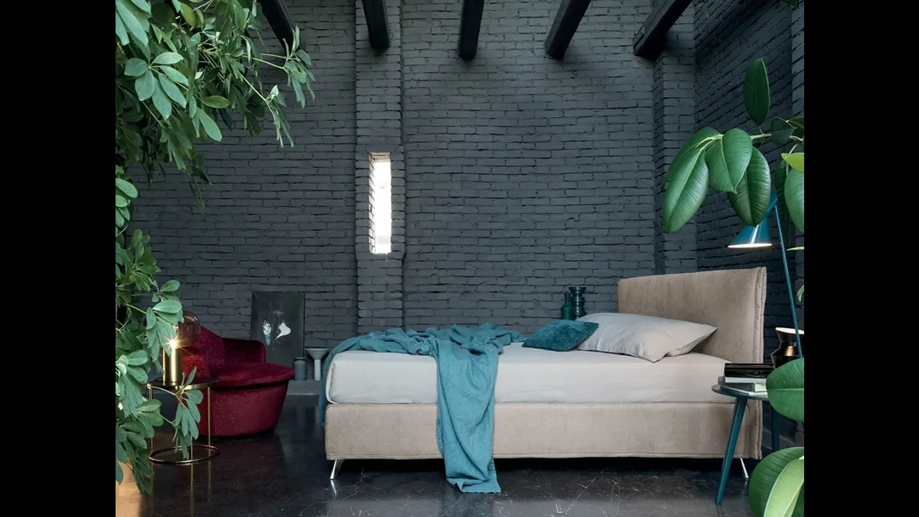 Letto in tessuto con testiera Deng di Rigosalotti