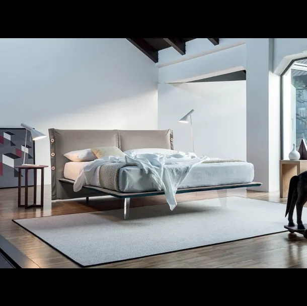 Letto in tessuto con testiera imbottita e piedini trasparenti Febo di Rigosalotti