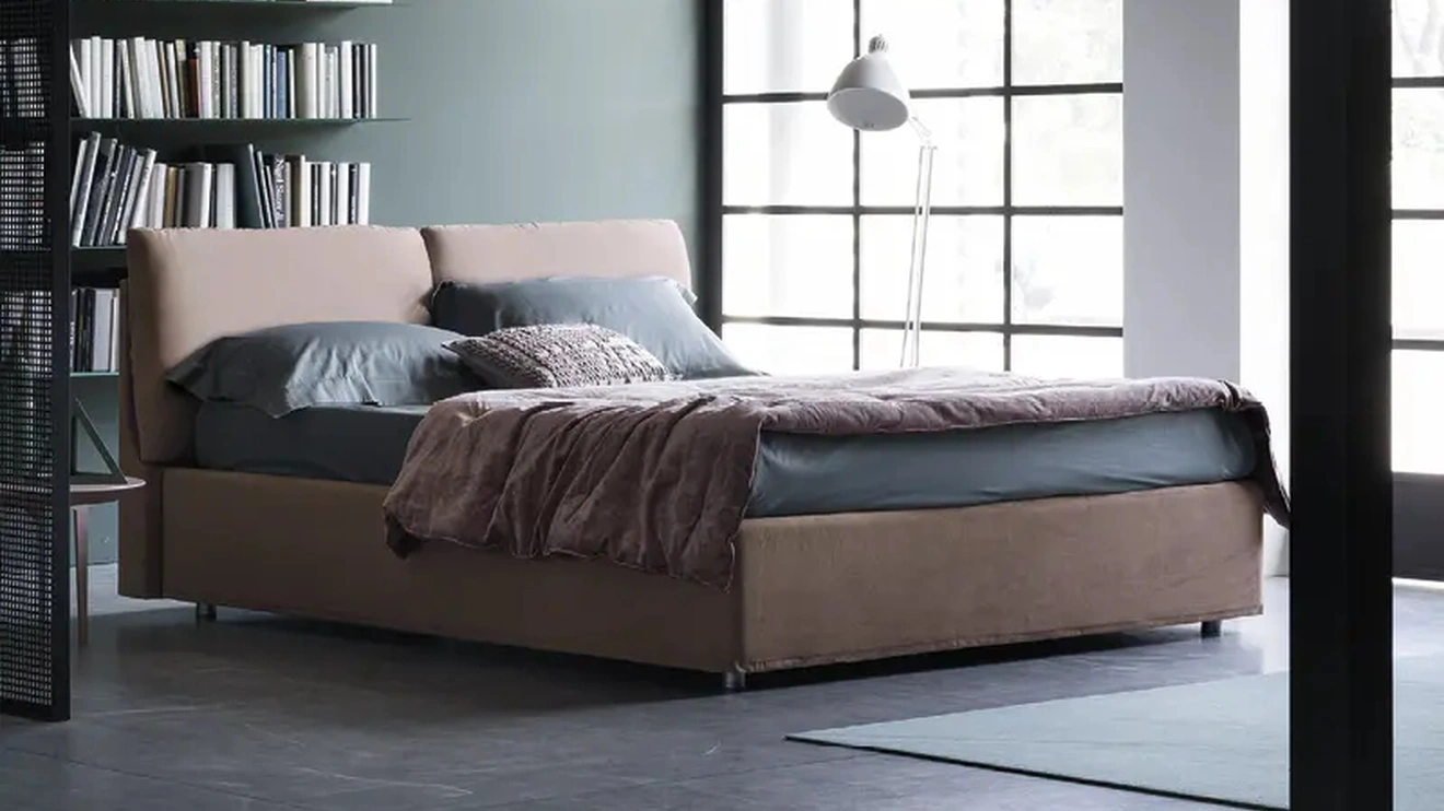 Letto con testiera imbottita Flock di Rigosalotti