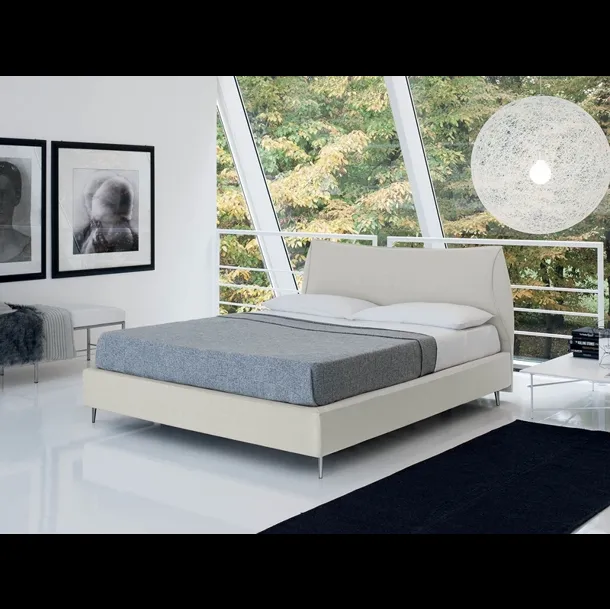 Letto matrimoniale in tessuto con testiera Karim di Rigosalotti