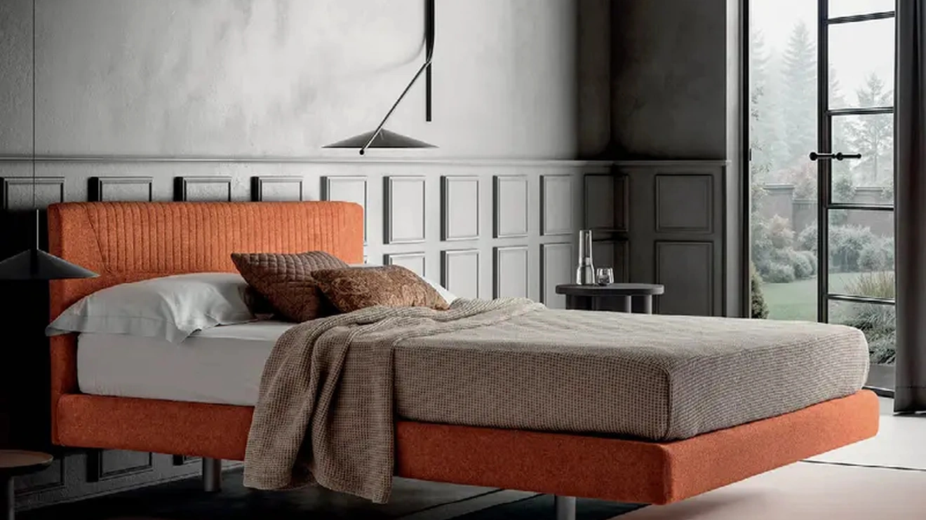 Letto con testiera imbottita Kiss di Rigosalotti