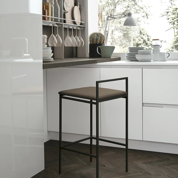 Sgabello in metallo con seduta in ecopelle July di Sedit